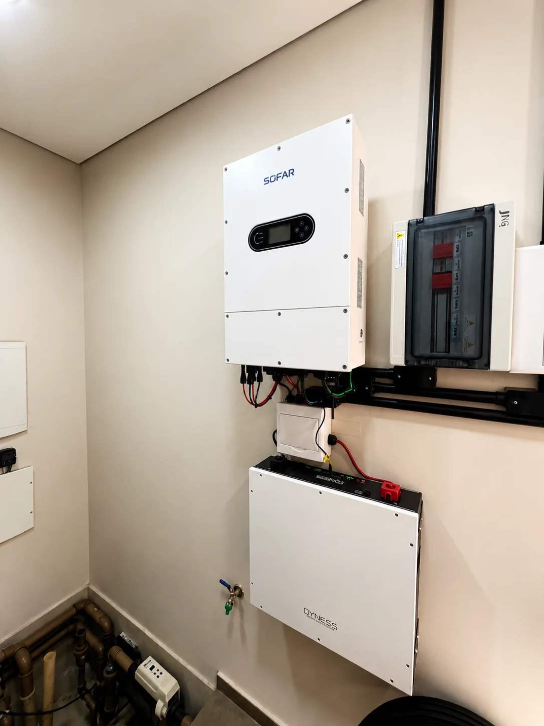 Sistema de energia solar com inversor híbrido SOFAR e bateria Dyness