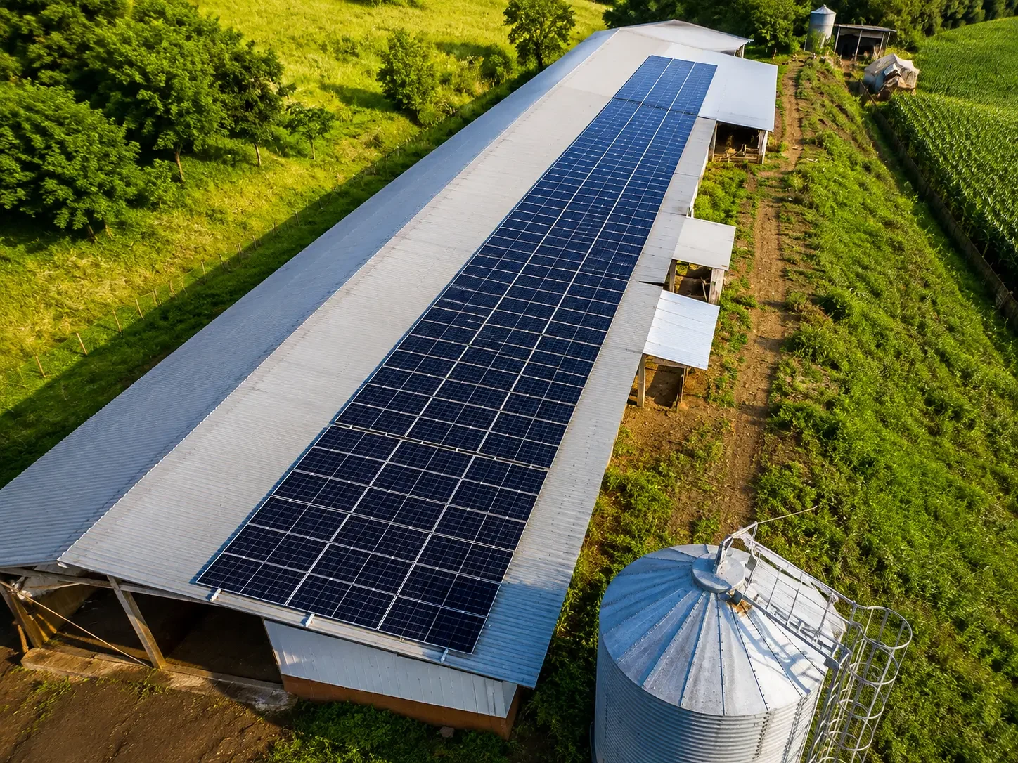 Instalação de energia solar em propriedade rural realizada pela LEVA Energia